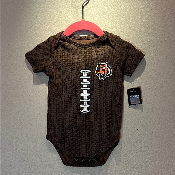 New NFL Cincinnati Bengals Baby Football Onesie Bodysuit Size 3-6 Months NWT - Picture 2 of 7